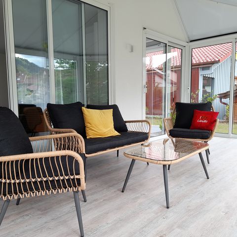 Sitzgelegenheiten im Wintergarten der Ferienwohnung