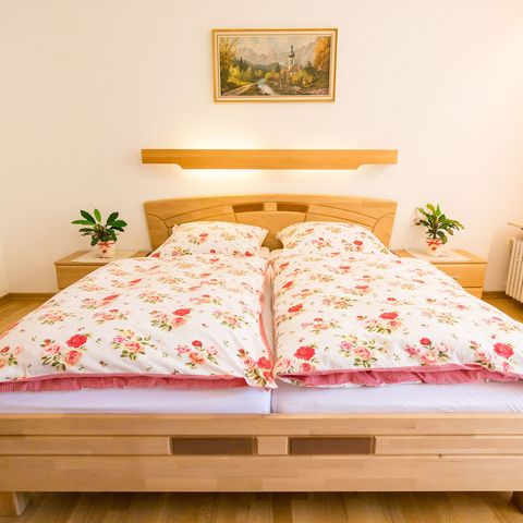 Blick auf ein Bett im Doppelbettzimmer