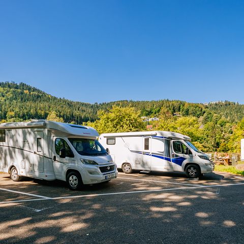 Parkende Wohnmobile auf dem Campingplatz